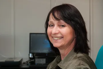 Ručně vyráběla titulky, teď jejím perem píšou slavné postavy minulosti