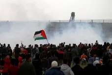 U hranic Gazy demonstrovaly tisíce Palestinců. Několik lidí zemřelo, desítky utrpěly zranění 