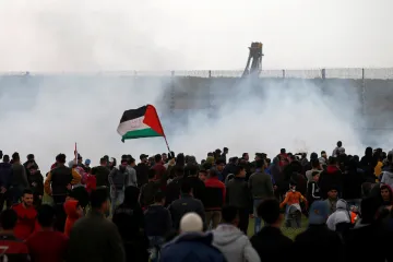 U hranic Gazy demonstrovaly tisíce Palestinců. Několik lidí zemřelo, desítky utrpěly zranění 