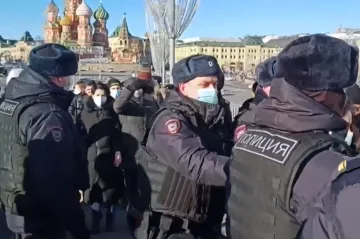 Rusové proti válce protestují především na internetu. Venku na ně čeká policie