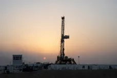 OPEC+ překvapivě oznámil významné snížení těžby ropy
