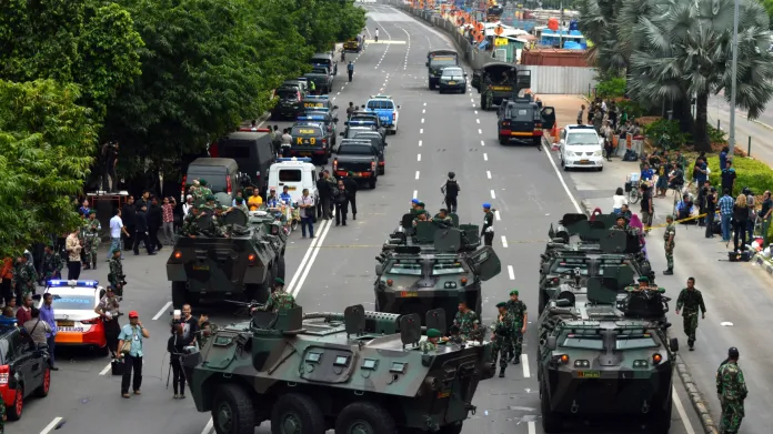 Indonéská armáda v ulicích Jakarty