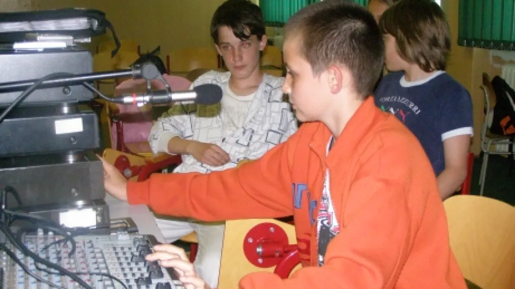 Média za oponou