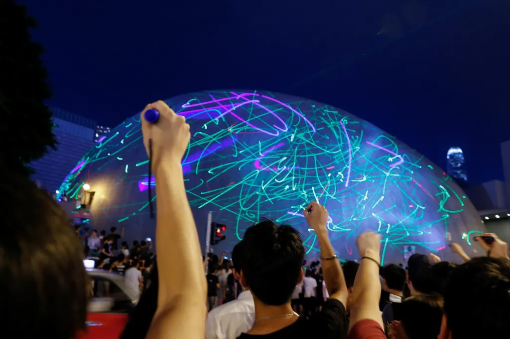 Protestující v Hongkongu během protestů použili laserová světla k upoutání pozornosti. Dlouhodobé protesty paralyzují již několik měsíců život v Hongkongu. Důvodem je silný tlak ze strany Číny na změny zákonů, které v současné době v tomto autonomním regionu platí