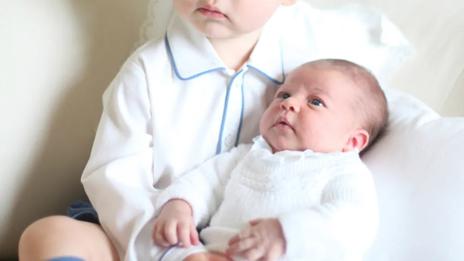 Princ George se svou sestřičkou Charlotte