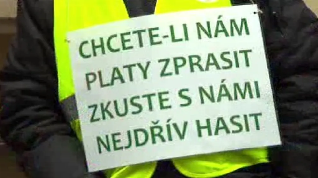 Protesty proti snižování platů