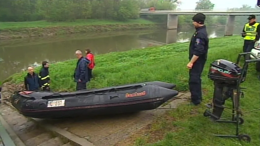 Desítky lidí pátrají po dvou dospělých a šestileté holčičce