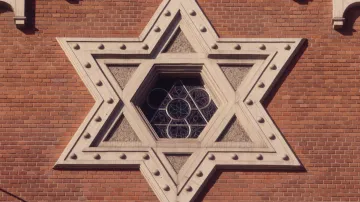 V roce 1992 byla prohlášena kulturní památkou České republiky. Na snímku velké okno v průčelí ve tvaru Davidovy hvězdy.