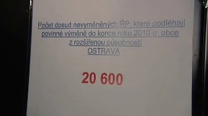 Kvůli výměnám řidičských průkazů, jejichž platnost končí v prosinci tohoto roku, hrozí dopravním inspektorátům v Moravskoslezském kraji úplný kolaps.