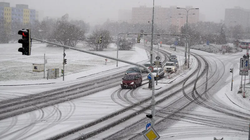 Zasněžená křižovatka v pražských Hájích