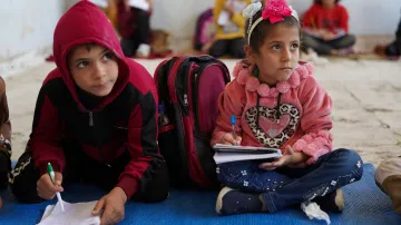Syrské děti na okraji Idlíbu navštěvují válkou poničenou školu