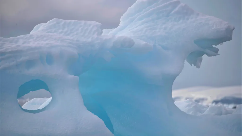 Ledovec u Antarktidy
