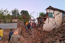 Zemětřesení v Nepálu má přes 150 obětí, mnoho lidí zůstává v sutinách