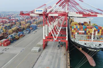 Obchodní dohoda EU–USA: Zlevní konečně levisky, iphony a cadillaky?