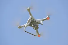 Nad Hradem přelétají desítky dronů ročně, i když se to nesmí. Padají desetitisícové pokuty