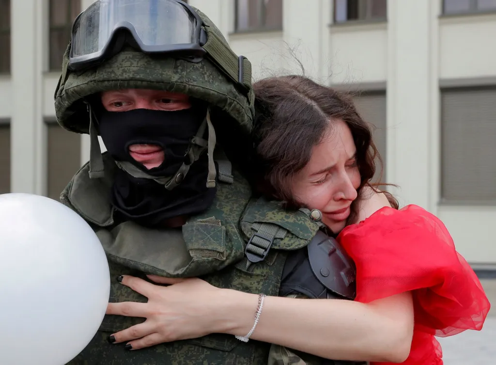 V Bělorusku se po prezidentských volbách, jejichž vítězem úřady prohlásily Alexandra Lukašenka, zvedla vlna nesouhlasu s jeho uznáním jako hlavy státu. Výsledky odmítla uznat také EU. Jakmile se Bělorusové vydali do ulic, Lukašenko nařídil zatýkání demonstrantů. Během srpnové stávky se běloruské ženy rozhodly, že zvolí nenásilnou formu odporu a začaly během demonstrace objímat policisty