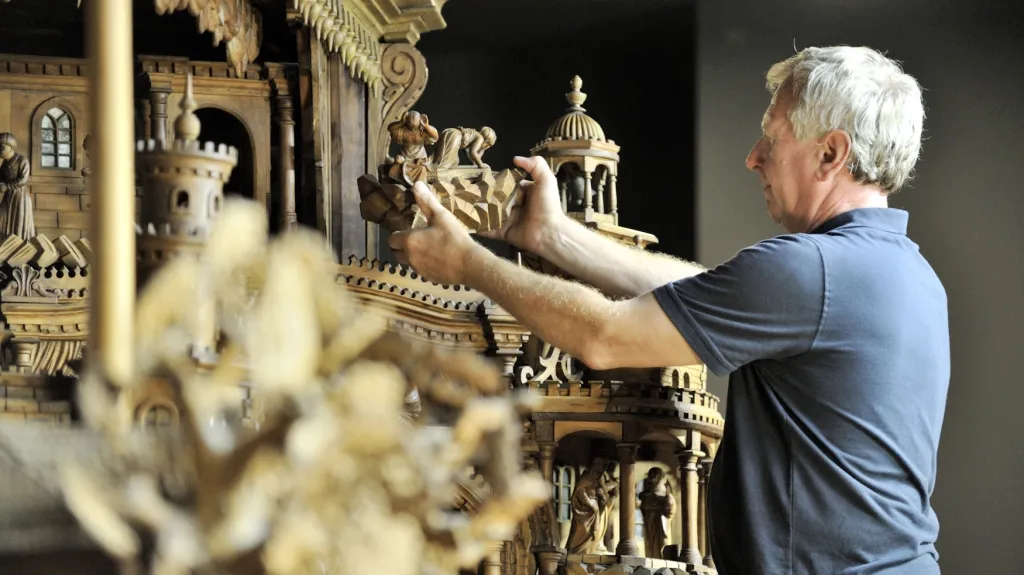 Proboštův betlém - na snímku restaurátor Kamil Andres