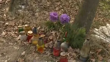 Na místě vraždy jsou i po půl roce květiny a svíčky