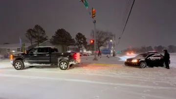 Pickup táhne auto uvázlé ve sněhu ve městě Tulsa v Oklahomě, 25. ledna 2026