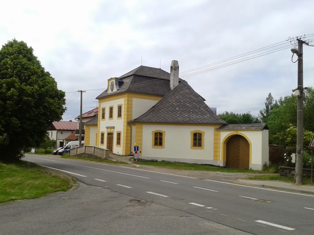 Santini je spojen se sakrální architekturou, k jeho pracím patří ale i zájezdní hostinec a hospodářský dvůr v Ostrově nad Oslavou. Půdorys má tvar písmene W – iniciály zadavatele, opata Václava Vejmluvy, který chtěl místo odpočinku pro církevní hodnostáře cestující do Žďáru