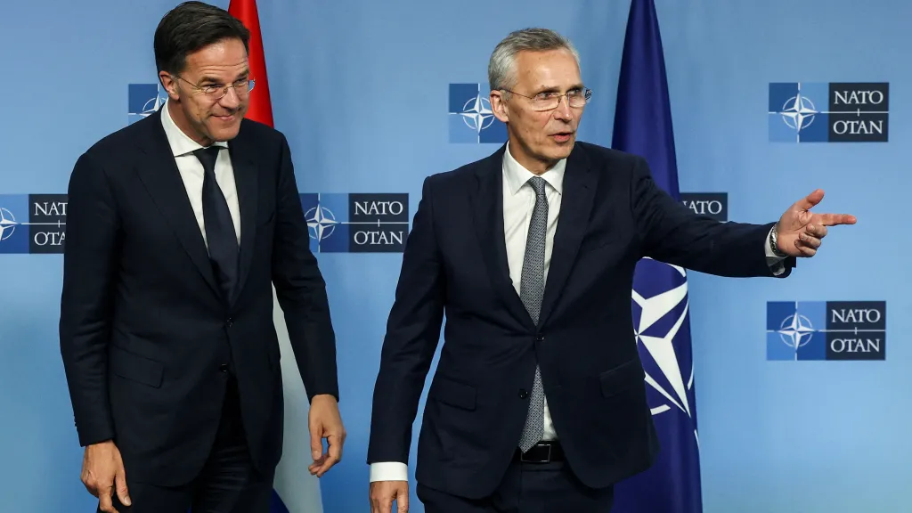 Mark Rutte a Jens Stoltenberg v sídlu NATO v Bruselu
