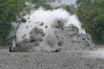 Bahenní proudy u bahenních sopek nevznikají při jediné erupci, popsali i čeští vědci