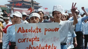 Skupinka novinářů podporujících prodemokratický protest na náměstí Nebeského klidu v Pekingu 17. května 1989