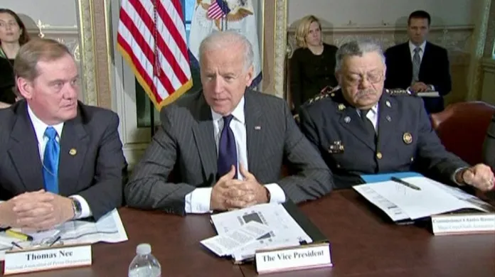 Joe Biden a členové komise
