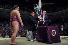 Trump jako první americký prezident předal pohár vítězi v sumó 