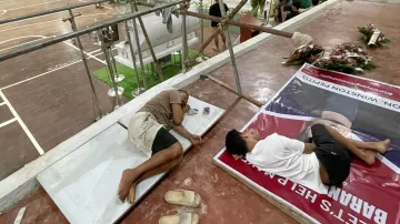 Lidé na Filipínách spí v tělocvičně kvůli tajfunu Kalmaegi (snímek ze 7. listopadu 2025)