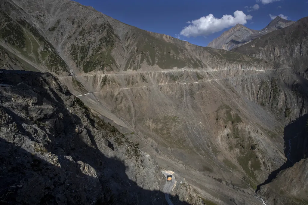 Stavba tunelu Z-Morh v regionu Ladak v indické části Kašmíru zajistí dopravní spojení mezi městy Kargil a  Šrínagar, které je v zimních měsících nedostupné a vytvoří spojnici do sousedního Pákistánu