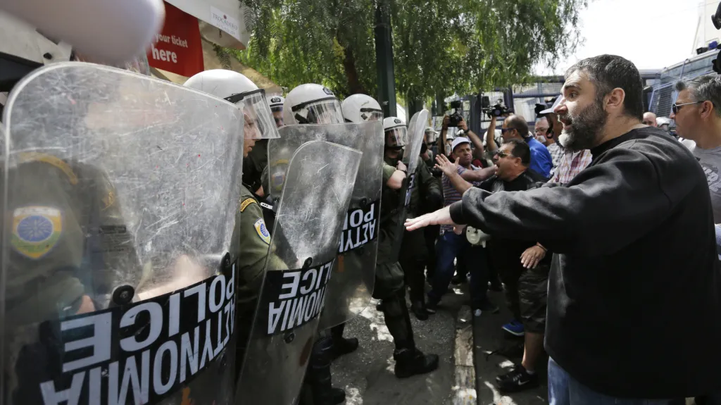 Oznámení, že Číňané kupují řecký přístav Pireus, vyvolalo před dvěma lety protesty přístavních dělníků.