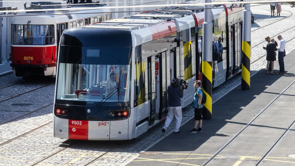 Zahájení zkušebního provozu nové tramvaje Škoda 52T
