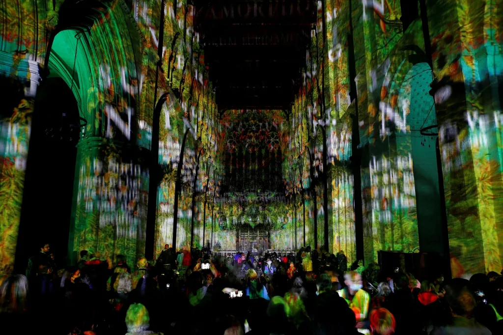 Lidé sledují světelnou show umělce Petera Walkera v katedrále britského města St Albans