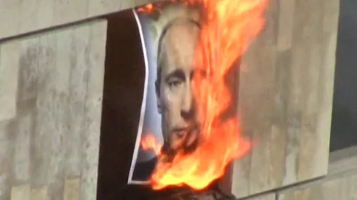 Členky Pussy Riot spálily obraz Vladimira Putina