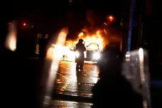V Dublinu vypukly nepokoje poté, co útočník nožem zranil ženu a tři děti