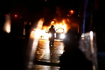 V Dublinu vypukly nepokoje poté, co útočník nožem zranil ženu a tři děti