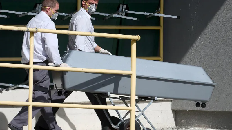 Rakouská policie vyšetřuje tragickou smrt 71 uprchlíků