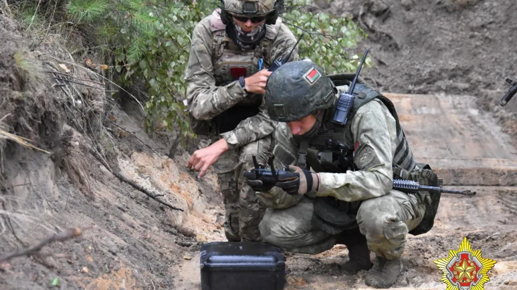 Člen Wagnerovy skupiny a běloruský voják při společném cvičení