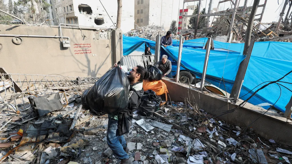 Zničené domy v důsledku americko-izraelských úderů v Teheránu (14. března 2026)