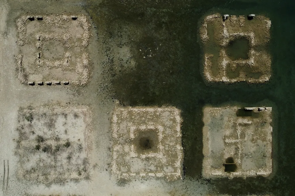 Pozůstatky lázeňského domu Royal Site of La Isabela se vynořují z nízkých vod nádrže Buendia ve španělském Sacedonu. Lázně byly založeny v roce 1493