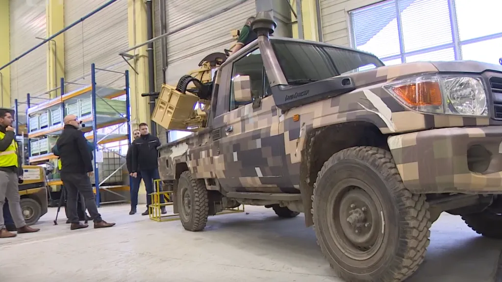 Upravený terénní vůz Toyota osazený dvojicí rychlopalných kulometů sloužící k protivzdušné obraně na Ukrajině