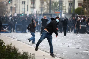 Policie se střetla s demonstranty na protestech kvůli srážce vlaků u Soluně