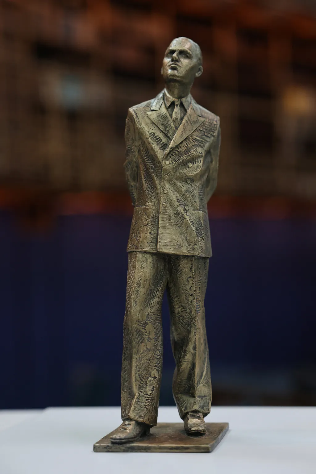 Model oficiální pamětní sochy prince Philipa od sochaře Martina Jenningse je k vidění v Britském muzeu u příležitosti 100. výročí narození zesnulé královny