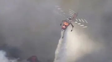 Helikoptéra hasí hořící les