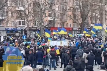 Ukrajinské jednotky vstoupily do Chersonu. Lidé je vítají v ulicích