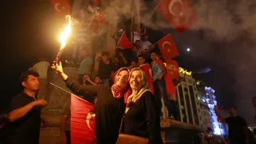 Podporovatelé tureckého prezidenta Erdogana vyrazili do ulic