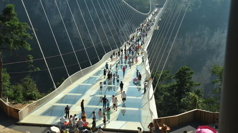 Skleněný most v čínské provincii Chu-nan