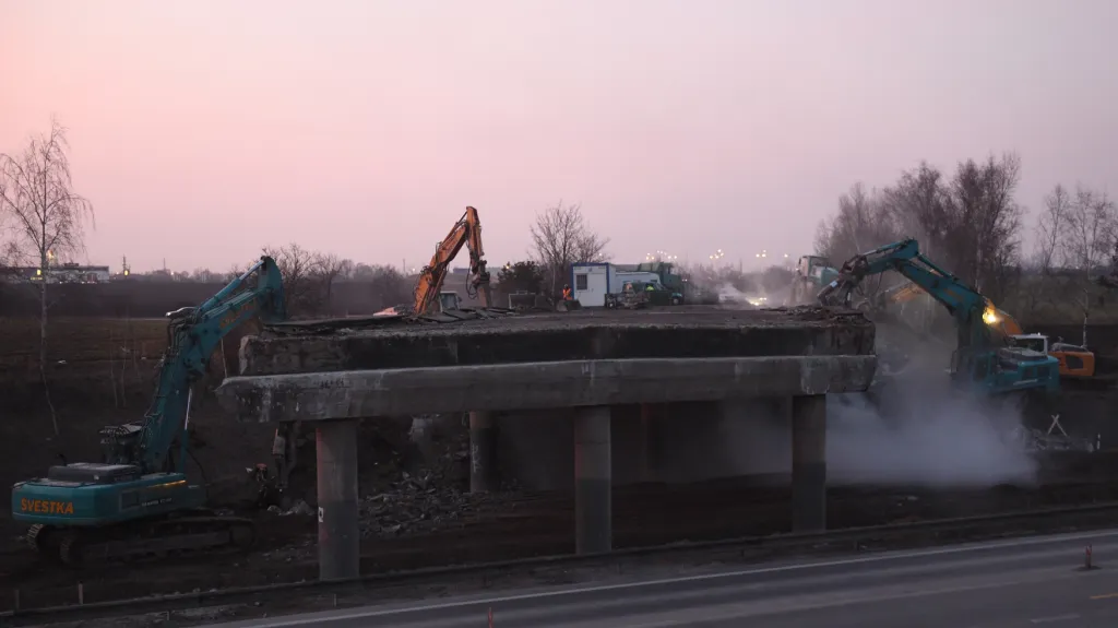 Stavbaři bourali most na dálnici D10