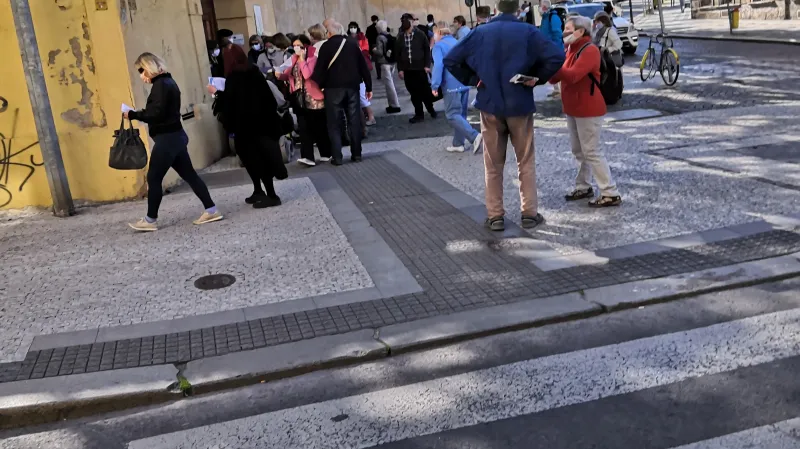 Fronta na testování v Kateřinské zahradě v Praze